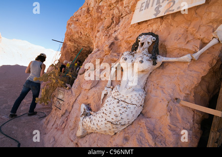 Skurrile Kunstwerke in unterirdischen Krokodil Harrys Nest.  Coober Pedy, Südaustralien, Australien Stockfoto