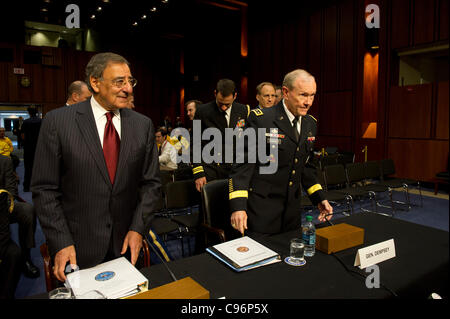 E.-Verteidigungsminister Leon Panetta und General Martin Dempsey, Vorsitzender der Joint Chiefs Of Staff, erreichen der Hart Senat Gebäude vor dem Zeugnis, Senate Armed Services Committee am 15. November 2011. General Dempsey und Sekretär Panetta beantwortet Fragen zu den geplanten troo Stockfoto