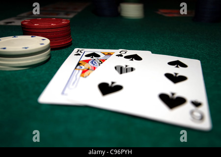 Poker-Tisch mit Karten und Chips Makro erschossen geringe Schärfentiefe Stockfoto