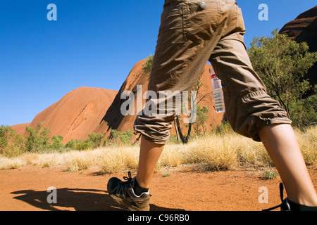 Wanderer auf dem Uluru (Ayers Rock) Base Walk.  Uluru-Kata Tjuta National Park, Northern Territory, Australien Stockfoto