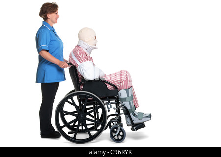 Foto von einem Krankenhauspatienten mit multiplen Verletzungen von einer Krankenschwester geholfen. Isoliert auf weißem Hintergrund. Stockfoto