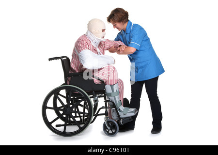 Foto von einem Krankenhauspatienten mit multiplen Verletzungen von einer Krankenschwester geholfen. Isoliert auf weißem Hintergrund. Stockfoto