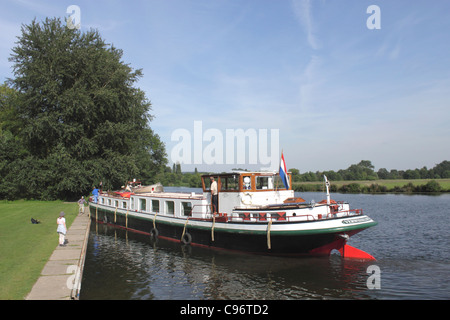 Großes Boot am Fluss Themse Shiplake South Oxfordshire Stockfoto