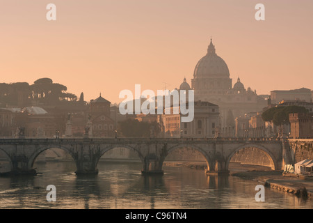 St. Peter Basilika und Ponte Sant Angelo, Rom, Italien Stockfoto