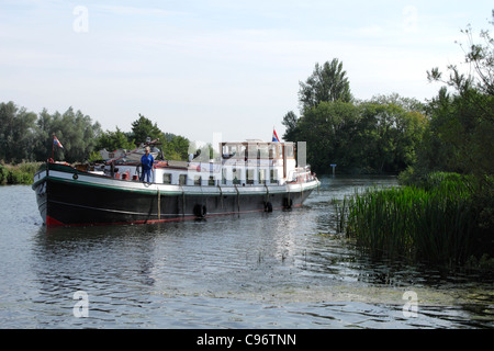 Großes Boot am Fluss Themse Shiplake South Oxfordshire Stockfoto