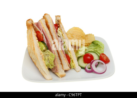 Schinken-Salat-Sandwich hergestellt aus leicht geröstetem Brot mit Salat garnieren und Kartoffel-Chips auf einer Platte isoliert gegen weiß Stockfoto