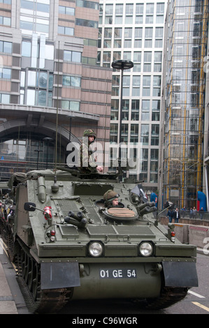 Lord Mayor es Show. Ein Tank in der Prozession geht durch die Stadt mit einem Soldaten stehend im Turm Stockfoto