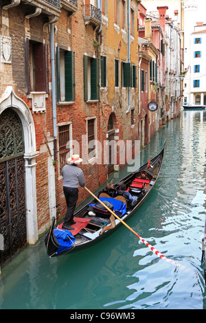 Touristen eine Fahrt in einer Gondel, Venedig, Italien, Europa. Stockfoto