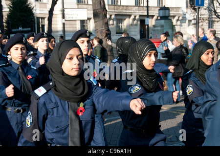 Erinnerung März Sonntag, junge weibliche Metropolitan Police Kadetten das Kriegsdenkmal Stockfoto