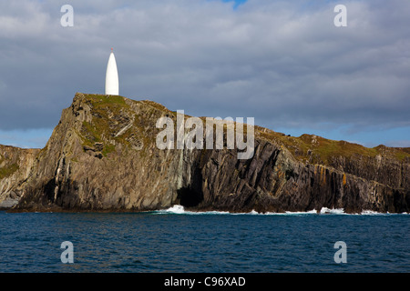 Der 15m hohe Baltimore Beacon, gebaut im Jahre 1849, als Navigationshilfe für die tückischen Gewässer von West Cork, Irland Stockfoto