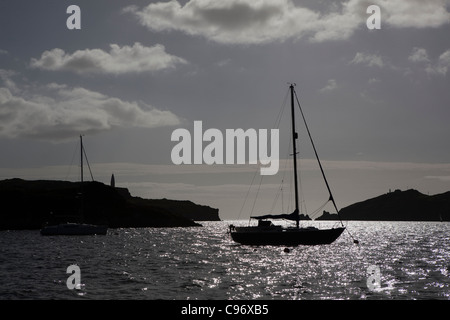 Yacht vor Anker in der Fischerei Dorf von Baltimore, West Cork, Irland Stockfoto