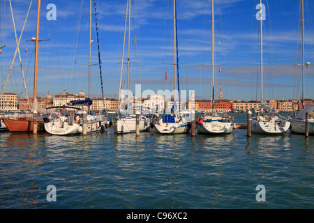 Yachten im San Giorgio-Becken, Venedig, Italien, Europa. Stockfoto