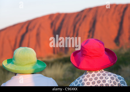 Touristen, die den Sonnenuntergang am Uluru (Ayers Rock).  Uluru-Kata Tjuta National Park, Northern Territory, Australien Stockfoto