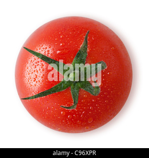 Draufsicht auf eine schöne frische rote Tomate mit Tau auf einem weißen Hintergrund. Ausschnitt Stockfoto