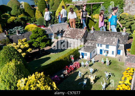 Besucher, die das Modell Dorf bei Godshill auf der Isle Of Wight, England Stockfoto