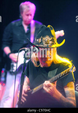 US-amerikanischer Sänger und Gitarrist Johnny Winter führt in Prag, Tschechien am 15. November 2011 während Blues Zyklus Prag International Bluenights. (CTK Foto/Stan Peska) Stockfoto