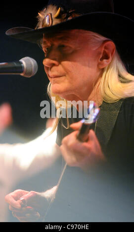 US-amerikanischer Sänger und Gitarrist Johnny Winter führt in Prag, Tschechien am 15. November 2011 während Blues Zyklus Prag International Bluenights. (CTK Foto/Stan Peska) Stockfoto