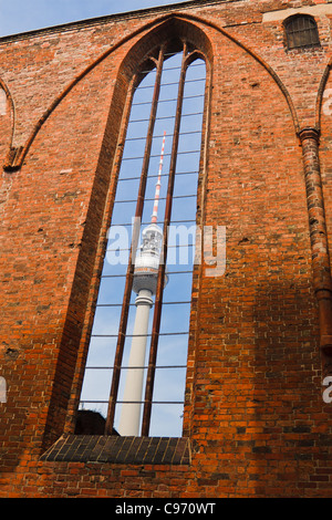 Fernsehturm von Ruinen der Klosterkirche gesehen. Berlin, Deutschland. Stockfoto