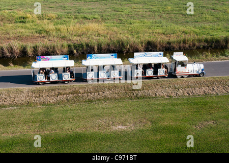 Ein kleiner Bummelzug nimmt Touristen auf eine Reise rund um die ummauerte Stadt von Aigues-Mortes im Süden von Frankreich Stockfoto