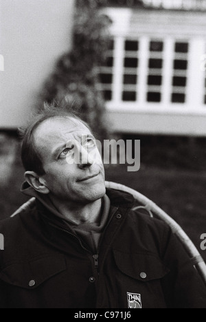 Graham Chapman von Monty Python fotografiert in 1987 in seinem Garten. Stockfoto