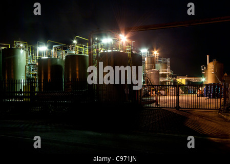 Industrielle Gebäude Gebäude Anlage beleuchtet beleuchtet in der Nacht nach Einbruch der Dunkelheit Stockfoto