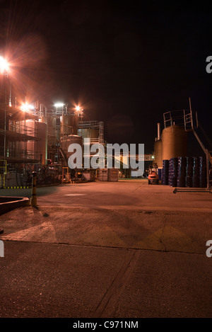 Industrielle Gebäude Gebäude Anlage beleuchtet beleuchtet in der Nacht nach Einbruch der Dunkelheit Stockfoto