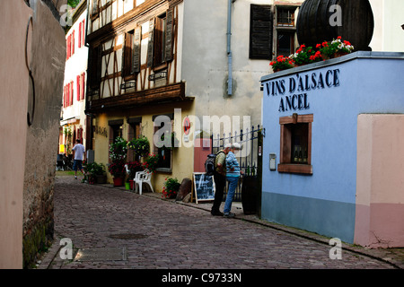 Kaysersberg, Elsass, Frankreich, 13.-16. Jahrhundert mittelalterliche Walled Stadt, Kirche, Geschäfte, Schilder, Hotels, gepflasterten Altstadtgassen, Fluss, Häuser. Stockfoto