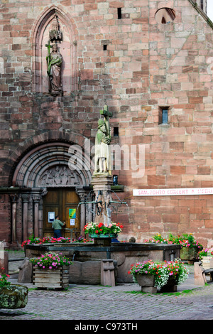 Kaysersberg, Elsass, Frankreich, 13.-16. Jahrhundert mittelalterliche Walled Stadt, Kirche, Geschäfte, Schilder, Hotels, gepflasterten Altstadtgassen, Fluss, Häuser. Stockfoto