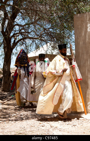 Orthodoxe christliche Priester betreten Abuna Aregawi Kirche zur Messe in Debre Damo in Tigray, Nord-Äthiopien, Afrika durchführen. Stockfoto