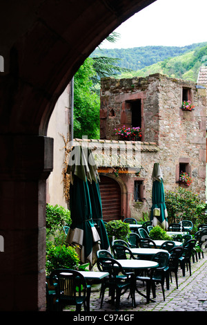 Kaysersberg, Elsass, Frankreich, 13.-16. Jahrhundert mittelalterliche Walled Stadt, Kirche, Geschäfte, Schilder, Hotels, gepflasterten Altstadtgassen, Fluss, Häuser. Stockfoto