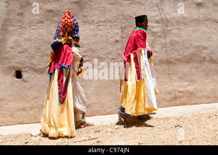 Orthodoxe christliche Priester betreten Abuna Aregawi Kirche zur Messe in Debre Damo in Tigray, Nord-Äthiopien, Afrika durchführen. Stockfoto