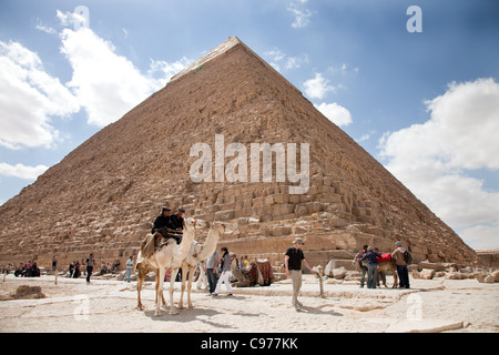 Antiquitäten-Polizei vor Khafre Chephren-Pyramide Stockfoto