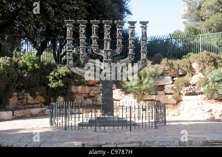 Israel, Jerusalem, die Menora-Skulptur von Benno Elkan am Eingang in die Knesset, das israelische Parlament, Stockfoto