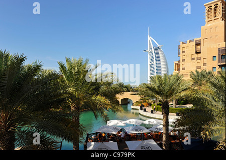 Oben auf das BURJ AL ARAB 7-Sterne-Hotel hinter Windtürme von den Souk Madinat Jumeirah, Dubai, Vereinigte Arabische Emirate Stockfoto