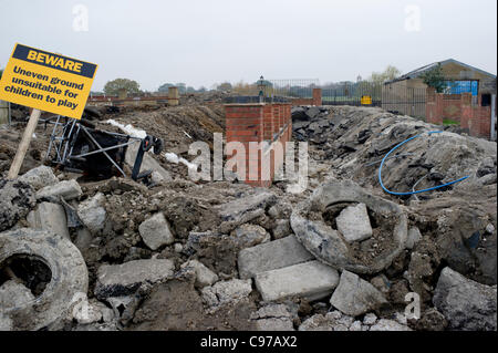 16. November 2011. Dale Farm Essex, England. Als Teil der High Court-Anleitung für die Räumung des Dale Farm musste Basildon Rat Wände von Grundstücken intakt verlassen. Stockfoto