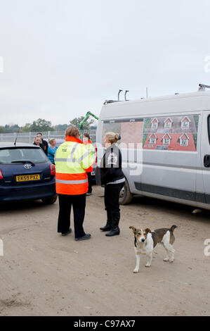 16. November 2011. Dale Farm Essex, England. Basildon Rat Vollzugsbeamten besuchte Dale Farm, Basildon, um Durchsetzung Hinweise auf einige Reisende dienen, die wieder auf die Straße auf der illegalen Seite der Website verschoben hatte. Dieses Fahrzeug ist auf der rechtliche Teil des Standortes außerhalb geparkt. Stockfoto