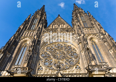 Die Westfassade von St. Vitus Cathedral in Prag (Tschechische Republik) mit seiner Rosette Stockfoto