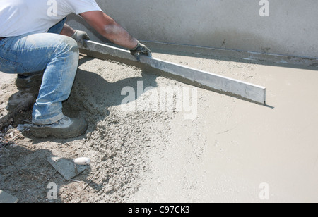 Mason, einen Mantel Zement Estrich Bau Stockfoto