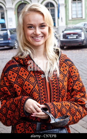 Lächelndes Mädchen Verkauf von Nüssen in Nordeuropa, Old Town, Tallinn, Estland; UNESCO-Weltkulturerbe Stockfoto