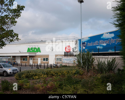 ASDA Supermarkt und Lieferwagen, Chadderton, Oldham, Lancashire, UK. Stockfoto