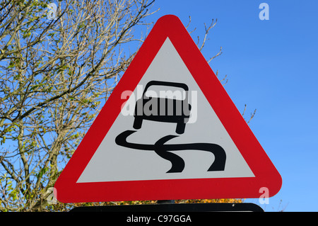 Warnung Verkehrszeichen "Rutschige Oberfläche".de. Stockfoto