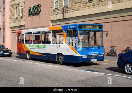 Eine Postkutsche Dennis Dart durchläuft Inverness an einem sonnigen Tag. Die Karosserie ist von Alexander gemacht. Stockfoto