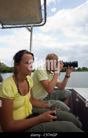 Touristen auf einer Wildlife cruise in den Mary River Feuchtgebieten.  Mary-River-Nationalpark, Northern Territory, Australien Stockfoto