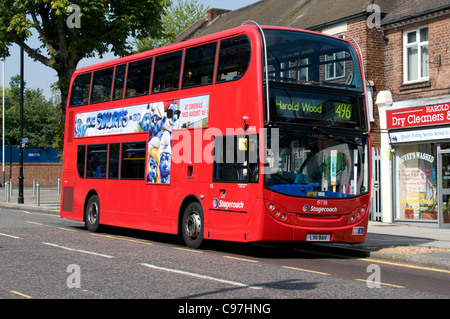 Ein kürzlich gelieferter Alexander Dennis Doppeldecker Bus wartet auf einen Bus Stand vor seiner nächsten Reise antritt. Stockfoto