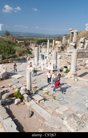 Turkei. Ephesus. Menschen zu Fuß entlang der Hauptstraße. Stockfoto