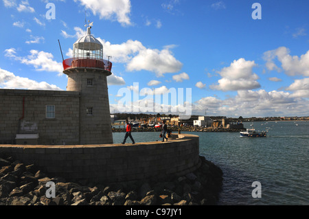 DER LEUCHTTURM AM EINGANG ZUM HAFEN VON LOWTH, SÜDIRLAND Stockfoto