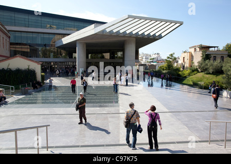 Touristen im neuen Akropolis-Museum, entworfen vom Architekten Bernard Tschumi Athens Greece. Foto: Jeff Gilbert Stockfoto