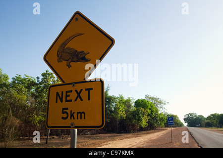 Krokodil-Gefahr-Zeichen in der Nähe von South Alligator River, im Kakadu-Nationalpark, Northern Territory, Australien Stockfoto