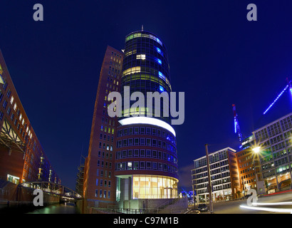 Hafen von Lichtkünstler Michael Batz, Blue Port Kunstprojekt, Hamburg mit blauen Neonröhren beleuchtet Stockfoto