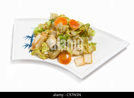 Salat mit einer Krake auf Platte isoliert auf weiss Stockfoto